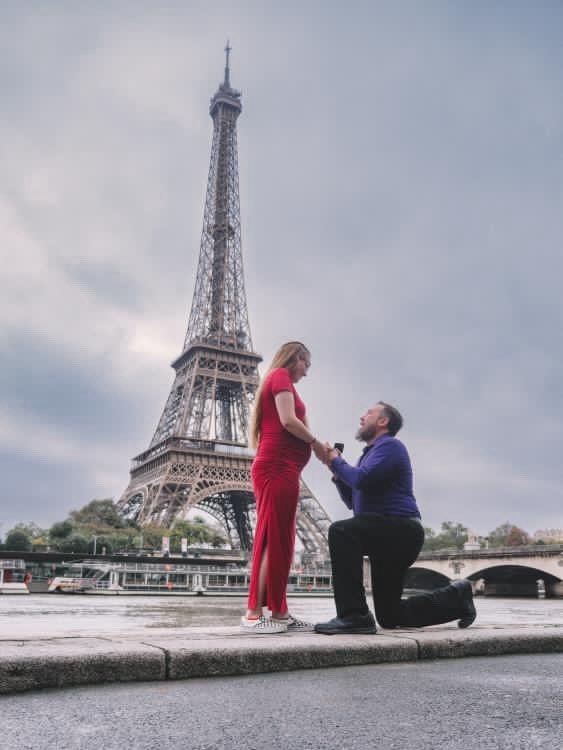 Nick proposing to Libby in front of the Eiffel Tower in Paris